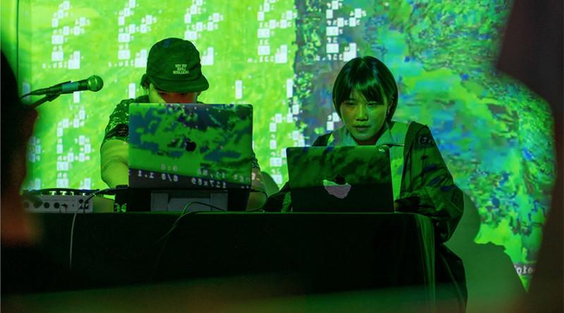 elekhlekha的照片，两个人在电脑前的绿灯下